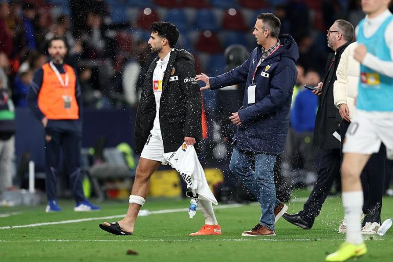 🚨 La Liga reports bottle thrown at Comert and abuse aimed at Pepelu